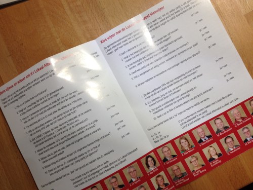 Ik vraag me af wie er nou voor dag en dauw op stap gaat om dit soor flyers te verspreiden? Je moet wel erg veel voor je partij over hebben.