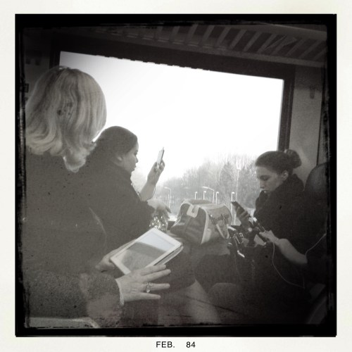 je make-up aanbrengen in de trein. Ik zou waarschijnlijk om de haverklap met de mascara in mijn ogen zitten in plaats van op mijn wimpers. Linke soep hoor