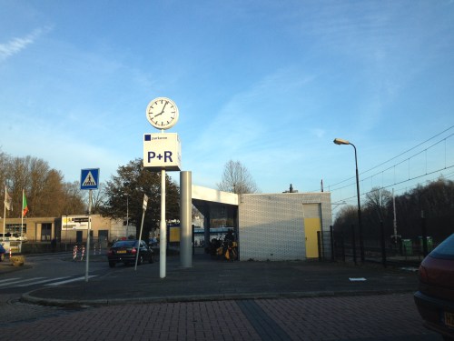 Station Nuth, kale troosteloosheid ondanks de zon. Collega Celine rijdt het laatste stukje mee.