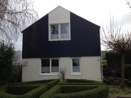 Een schattig huisje temidden van al die grijze lelijkheid. 