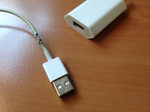 Alweer een Apple snoertje bijna aan het eind van zijn bestaan...kunnen nergens tegen die dingen.