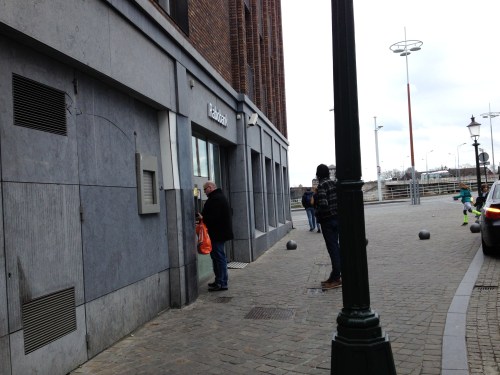 Zowel binnen als buiten een rij voor de pinautomaat, een mini bankrun voor het geld op is.