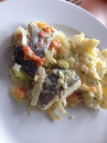 Zeebaars met bearnaises saus, op gesauteerde venkel en aardappelpuree. Lunch Scarabee style. Alleen op vrijdag. 	