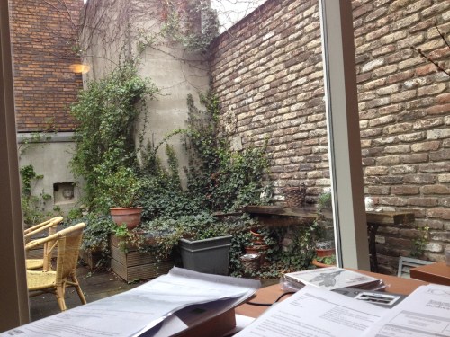 Dit zie ik als ik naar buiten kijk. Oude muren en groen, groener, groenst