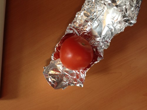 Ah...een tomaat. Celine eet altijd gezond.