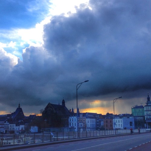 Op weg naar het station krijg ik nog even een glimp van de zon te zien.