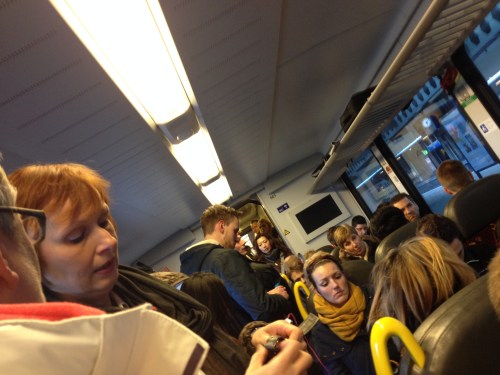 In een propvolle trein hebben de ziektekiemen het voor het uitzoeken. Hatsjoe!!...sorry..