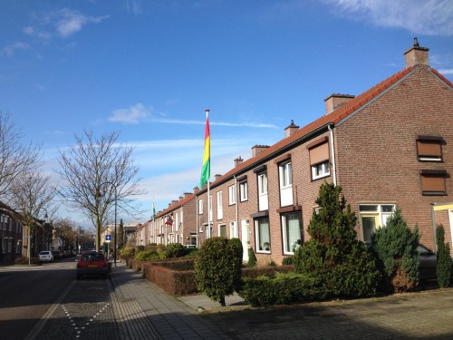 De vlaggen wapperen, het feest kan beginnen.