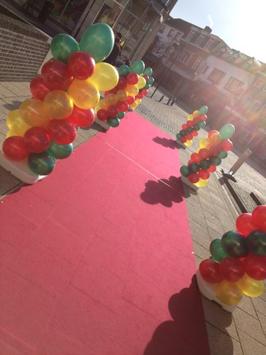 De feestwinkel heeft de rode loper uitgerold...