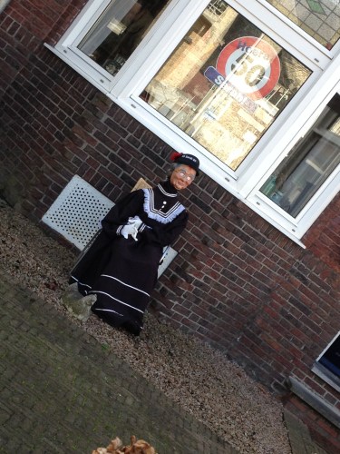 een oud wiijf, maar ze heeft niets met carnaval te maken. Deelt wel in de feestvreugde.