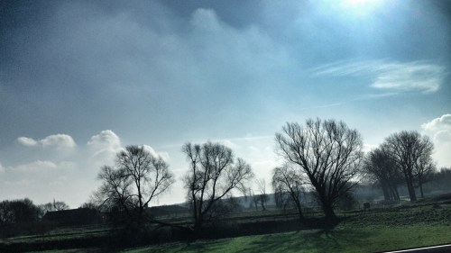De eerste luchtige plaatjes laten niet lang op zich wachten. Ondanks helder blauw heeft het ook iets desolaats.