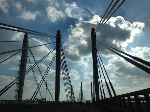 Pijlers die in de wolken lijken te verdwijnen. Luchtiger kan haast niet.