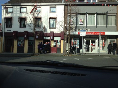 't Is druk in de kroegen