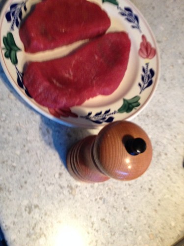 De man bakt de aardappelschijfjes en ik het vlees. Eerlijk zullen we delen. Morgen staat de optocht op het programma ...Aan luchtige onderwerpen vast geen gebrek. Tot morgen!