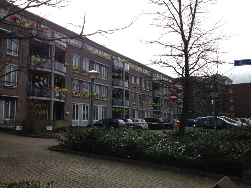 De woningstichting heeft de vlaggetjes ook uitgehangen.