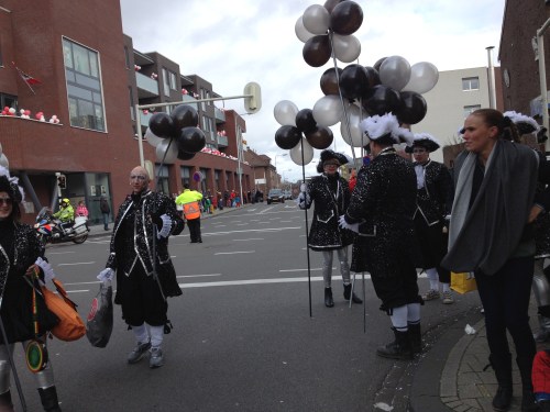 Alle groepen verzamelen...de optocht wacht voor niemand.
