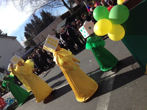 en dobbelstenen. De stoet was eindeloos