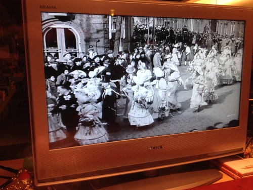 Oude opnames in de etalge van De Leeskunst, mooi om te zien dat feesten in die tijd ook uitbundig was