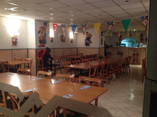 Een eenzaam duiveltje bij de shoarmazaak