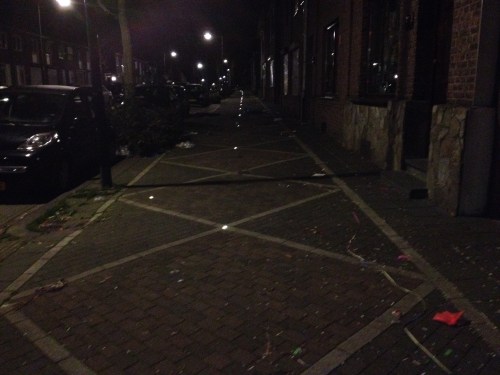 Ik volg de lichtjes op weg naar huis. Morgen nog en dan kunnen de kostuums weer in de kast voor een jaar. 