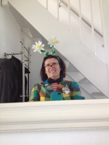 In mijn jeugd trokken op de laatste dag groepen clowns van kroeg naar kroeg, maar dat is tegenwoordig verandert in Kloneconcours. Alle feestvierders verzamelen zich op de markt voor een groots muzikaal programma.