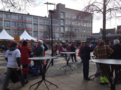 Het is nog rustig op de markt, de kroegbazen leggen de laatste hand aan de buffeten buiten en de EHBP post moet nog worden ingericht.