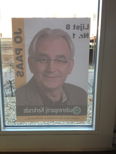 Er hangt een man op mijn keukenraam.