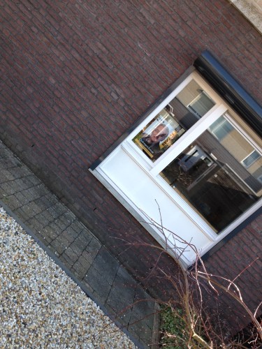 Nu van de voorkant, de man op mijn raam. Jo Paas, lijsttrekken van de ouderenpartij Kerkrade. Ga ik achter staan..
