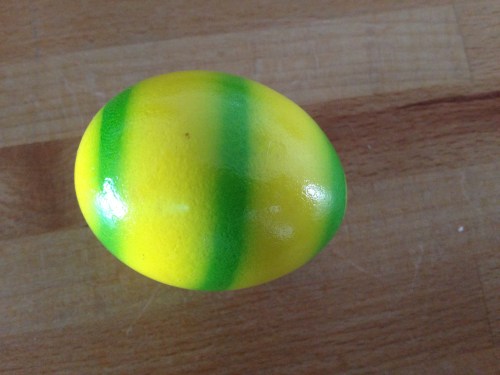 Alle carnavals attributen gaan naar zolder. Het laatste ei moet er aan geloven. Opgeruimd staat netjes.