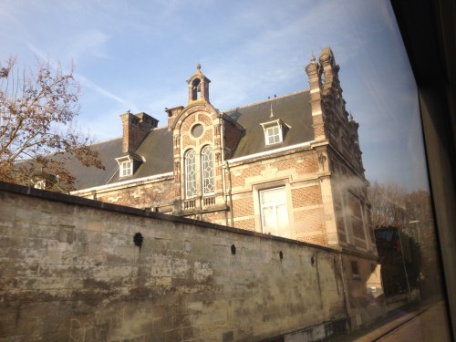 Ommuurde oude huizen