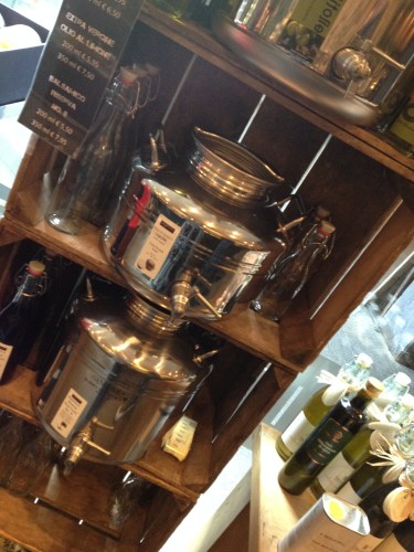 Speciale olie bij Saveur. De flesjes zijn ook los te koop...Martijn blij..