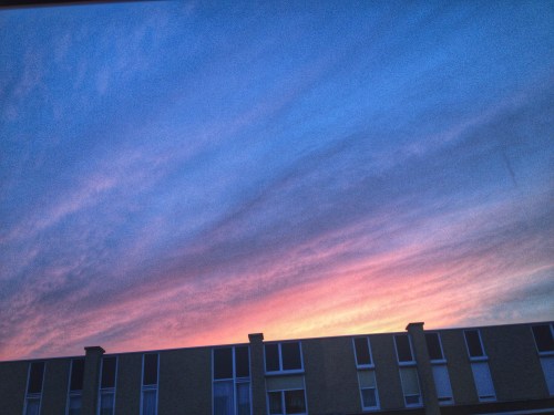 De zon neemt afscheid in kleur. Tot morgen!