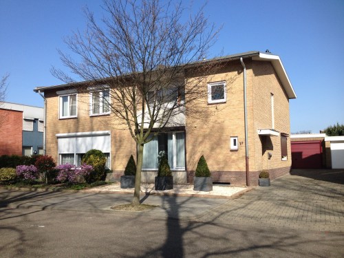 Meteen ook maar naar het kerkhof waar mijn zusje ligt. in dat huis woonde vroeger  mijn klasgenootje Monique. Fijne tijden.