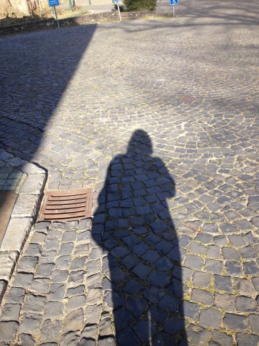 Schaduwselfie...was niet de bedoeling maar wil hem wel delen. Sta je altijd wel goed op, kan niet missen.