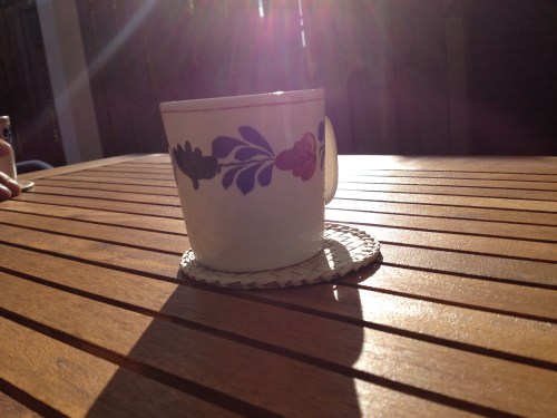 Zondag 9 maart, koffie drinken in de tuin terwijl de zon je gezicht verwarmd. Lente!