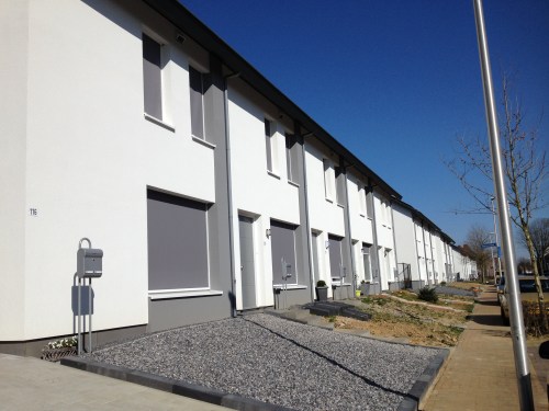 Nog meer nieuws, een rij hagelwitte huizen steken prachtig af tegen (alweer) hemelsblauw. Het doet bijna mediterraan aan.