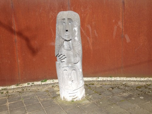 Dit beeld staat aan de overkant van de straat. Maria? ik weet het niet.