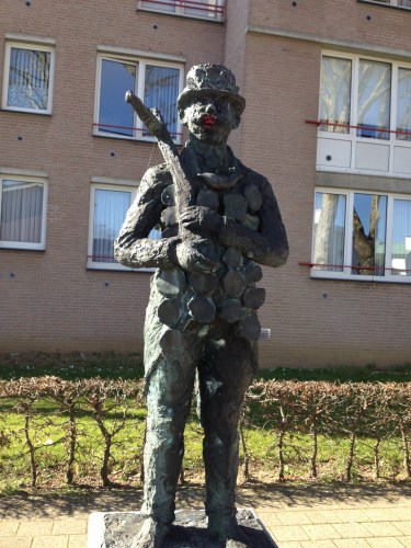 Verderop in dezelfde straat staat deze schutter. Carnaval heeft haar sporen achtergelaten. 