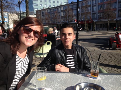 Op de Markt kom ik nicht Liza en neef Dani tegen. Hij is jarig, een goede reden om aan te schuiven en een drankje te doen.