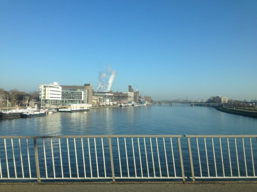 De maas lijkt blauwer dan normaal. Weerkaatsing van de lucht?
