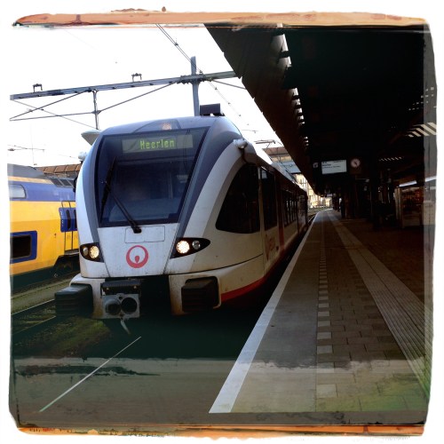 Eerder dan normaal naar huis. Hoofd bonkt, neus loopt en kriebel in mijn keel.