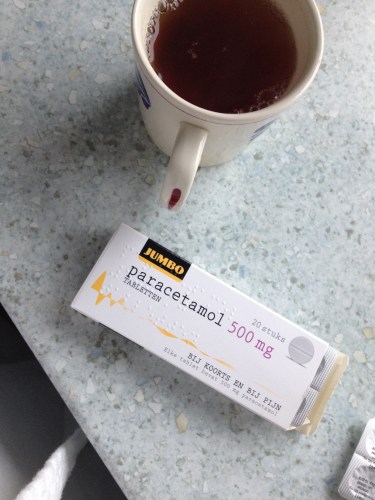 Nog voor ik iets te eten of te drinken heb gehad glidt de eerste paracetamol door mijn keel. We spreken niet meer van een verkoudheid, maar van een griep. Inclusief, koorts. yuk yuk yuk