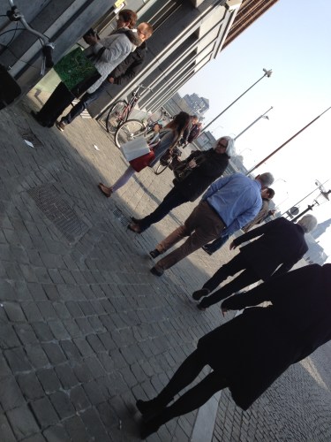 Drukte in de stad, blote voeten naast warme kragen. Zonnig weer maakt niet iedereen overmoedig.