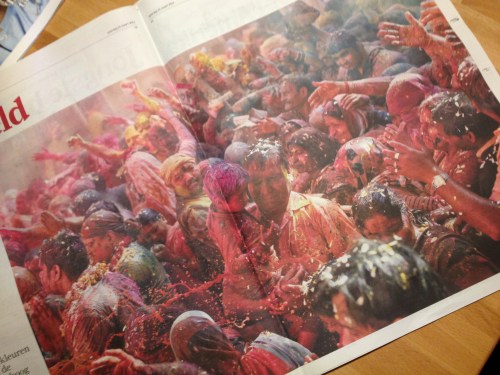 Lentefeest in India wordt gevierd door te strooien met gekleurd poeder. Geeft ons een kleurige middenpagina