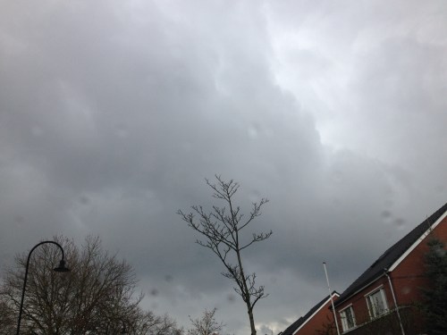 De lucht is net zo donker als mijn bui...