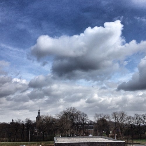 toch breekt even later de zon af en toe weer door en zie ik het allemaal wel weer wat luchtiger in.