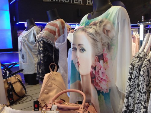 Ga de lentekleuren opsnuiven en laat me (bijna) verleiden door dit shirt. 