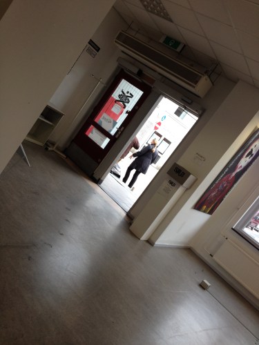 Nog snel een rondje kunst bij Post en zie hoe de plaatselijke dakloze en jas aangeboden krijgt van een vriendelijke vrouw. Ontroerend