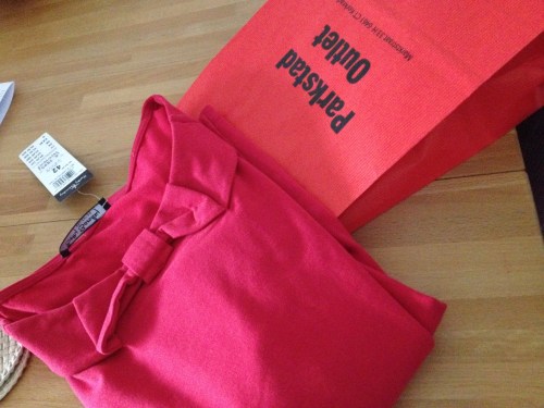 Mooi rood is niet lelijk. Leuk shirt gescoord in de nieuwe Outlet in het dorp, voor een prikkie....* blij* 