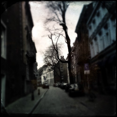 Maastricht kijkt een beetje nors vandaag. Zal het weer wel zijn.